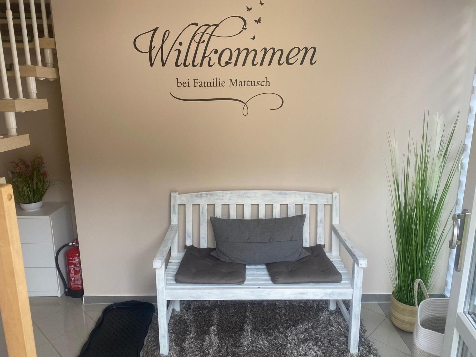 Ferienwohnung Am Waldesrand - Garten, Terrasse, Grill, Luftkuehler, Massagesessel, Kinderspielecke, Spielekonsole Cottbus Bagian luar foto